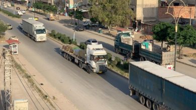 صورة شاحنات عراقية تنقل مواد لوجستية إلى سوريا