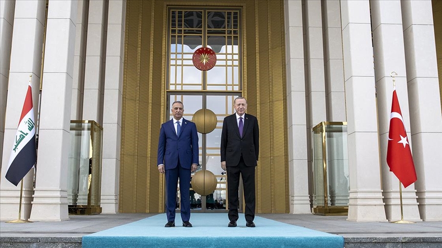 الرئيس التركي مستقبلاً رئيس الحكومة العراقية في أنقرة. (الأناضول)