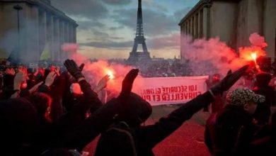 صورة شوارع “باريس” تشتعل بالمظاهرات