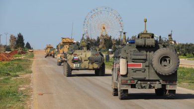 صورة أهالي عين العرب يقطعون الطريق أمام دورية روسية – تركية
