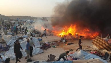 صورة وفاة ثلاثة أشخاص إثر حريق في مخيم شمالي إدلب