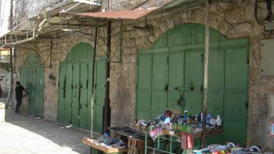 صورة إسرائيل تغلق المحلات التجارية وسط الخليل تمهيداً لاقتحام مستوطنين معلماً أثرياً