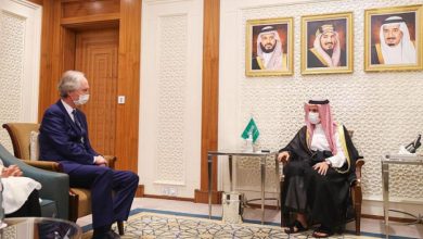 صورة وزير الخارجية السعودي يناقش الأزمة السورية مع بيدرسون