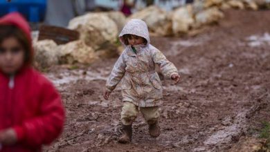 صورة بسبب البرد.. “منسقو الاستجابة” يسجل وفاة طفلتين في المخيمات شمال غربي سوريا