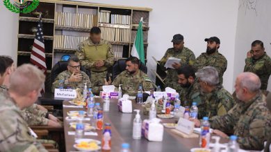 صورة اجتماع بين جيش “سوريا الحرة” وقائد التحالف بقاعدة التنف